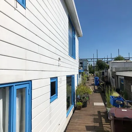 Huge House Boat Top Floor ゲストハウス