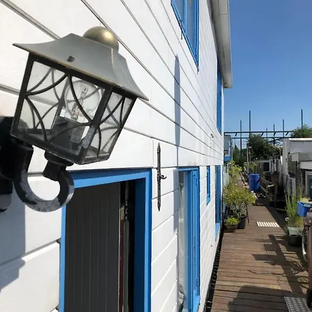 ゲストハウス Huge House Boat Top Floor *